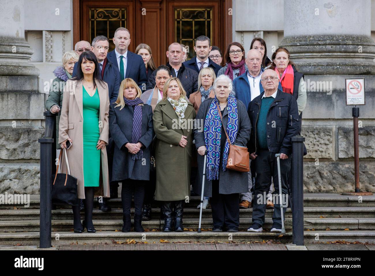 (Erste Reihe) Grainne Teggart, stellvertretender Direktor von Amnesty International UK für Nordirland, beunruhigt das Opfer Martina Dillon, Lynda McManus, Mairead Kelly, dessen Bruder einer von neun Männern war, die 1987 in Loughgall, Co Armagh, erschossen wurden, und John McEvoy, mit Familie und Unterstützern auf den Spuren des Belfast High Court vor den Royal Courts of Justice vor einer Verhandlung wegen einer rechtlichen Anfechtung, die von Opfern des nordirischen Konflikts gegen das weithin gegensätzliche Troubles Act der britischen Regierung erhoben wurde. Bilddatum: Dienstag, 21. November 2023. Stockfoto