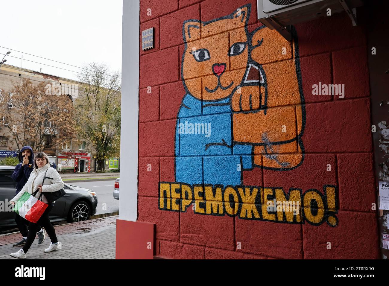 An der Wand eines Gebäudes in Zaporischzhia ist ein patriotisches Katzengraffiti (geschrieben – „will win“), das von der LBWS CAT UKRAINE-Mannschaft hergestellt wurde, zu sehen. LBWS CAT UKRAINE ist ein Team von Künstlern aus Odesa City, die patriotische Straßenkunst mit verschiedenen Bildern von Katzen in Kriegszeiten kreieren. Die Künstler sagen, dass sie Katzen ausgewählt haben, weil dies eines der inoffiziellen Symbole ihrer Heimatstadt Odesa ist. Ihor Matroskyn und Andrii Bilyi kommen beide aus Odesa und sind Teil der LBWS CAT UKRAINE, die derzeit aus fünf Personen besteht, von denen die meisten lieber anonym bleiben. Die Künstler verwenden ihre eigenen Mittel für ihre Stockfoto