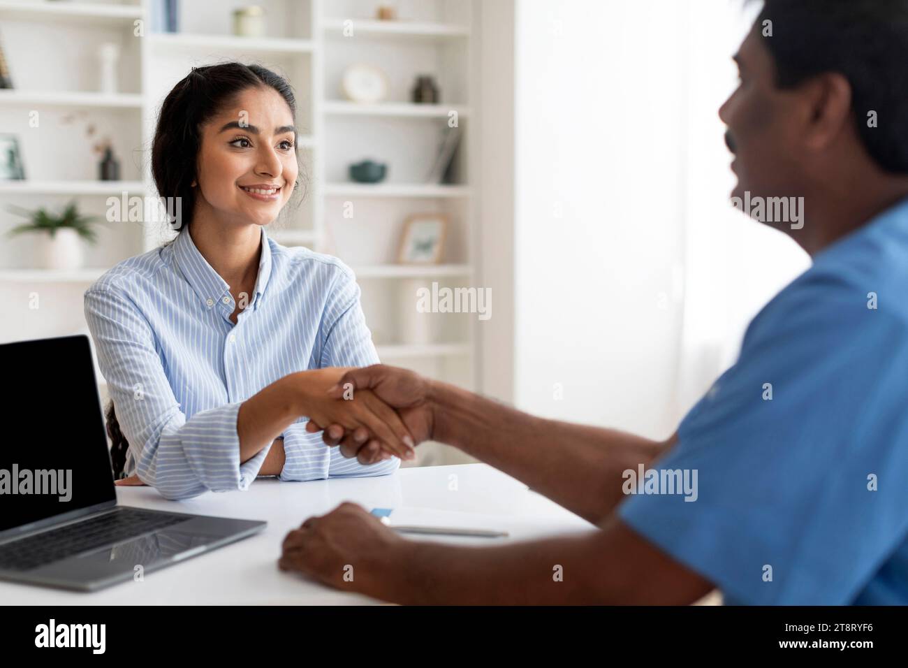 Junge Indische Patientin Beim Händeschütteln Mit Einem Arzt Während Eines Arztes In Der Klinik Stockfoto