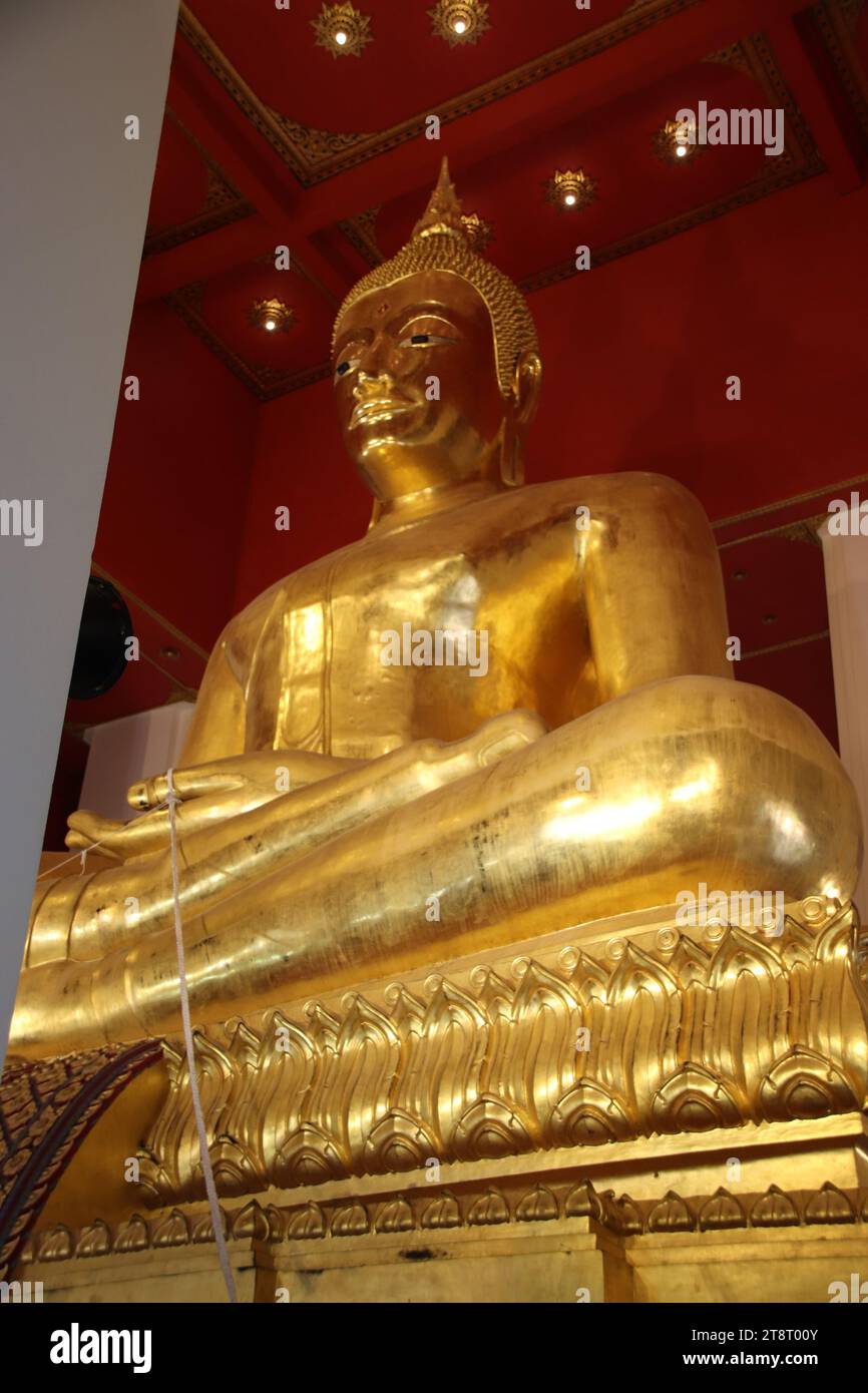 Ayutthaya: Phra Mongkhon Bophit Tempel Buddha Statue, Ayutthaya, antike thailändische Hauptstadt von 1350 bis 1767 Stockfoto