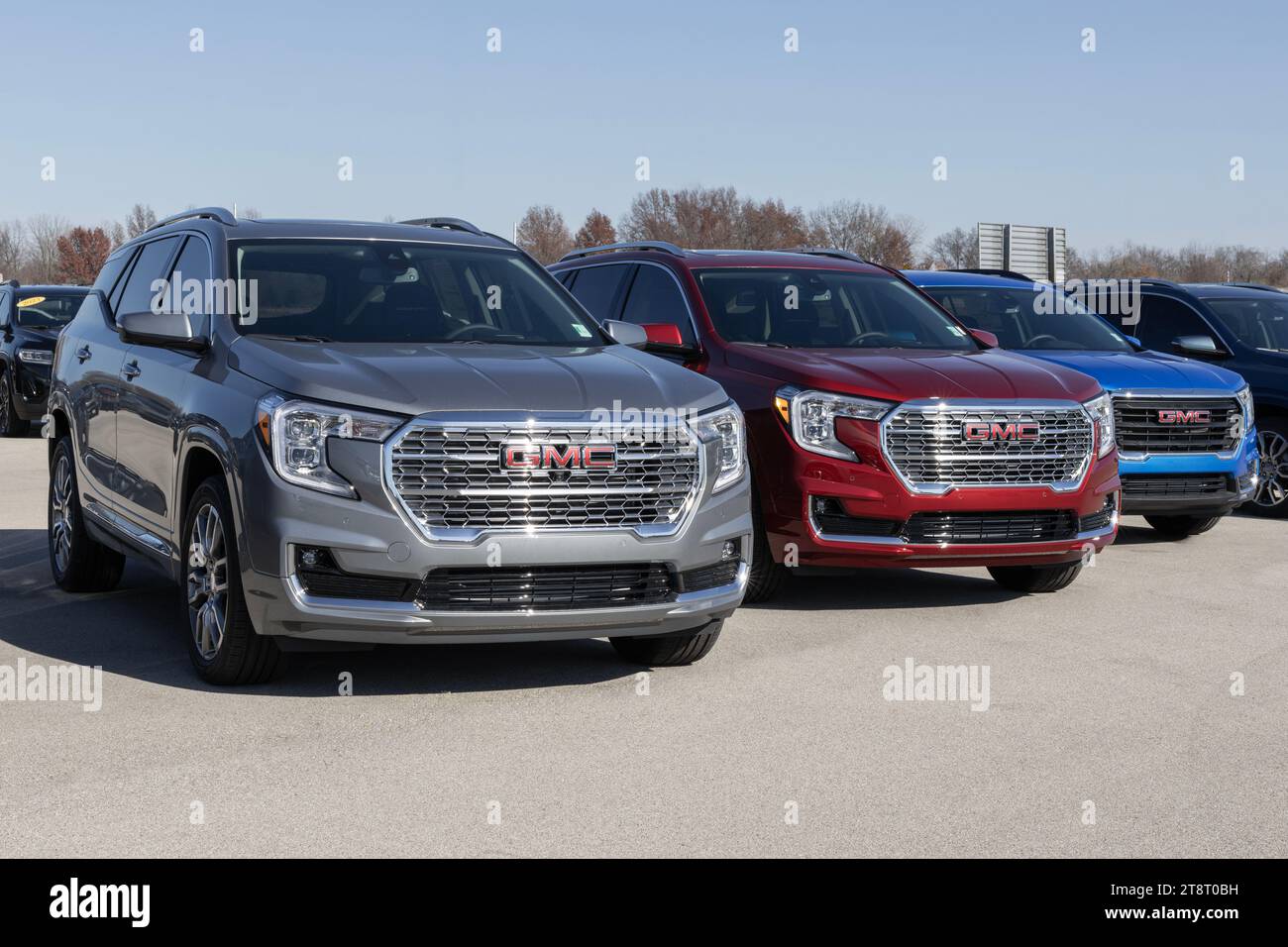 Indianapolis - 19. November 2023: GMC Terrain SUV-Ausstellung in einem Händlerbetrieb. GMC bietet das Terrain in den Modellen SLE, SLT, AT4 und Denali an. Stockfoto