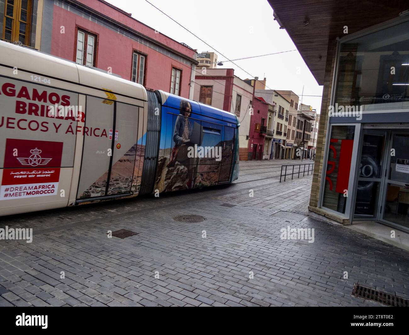 Farbenfrohe Straßenbahnen auf den Schienen von Santa Cruz de Teneriffa, Teneriffa, Kanarischen Inseln, Spanien, Tourismus, Wintersonne, Sightseeing Stockfoto