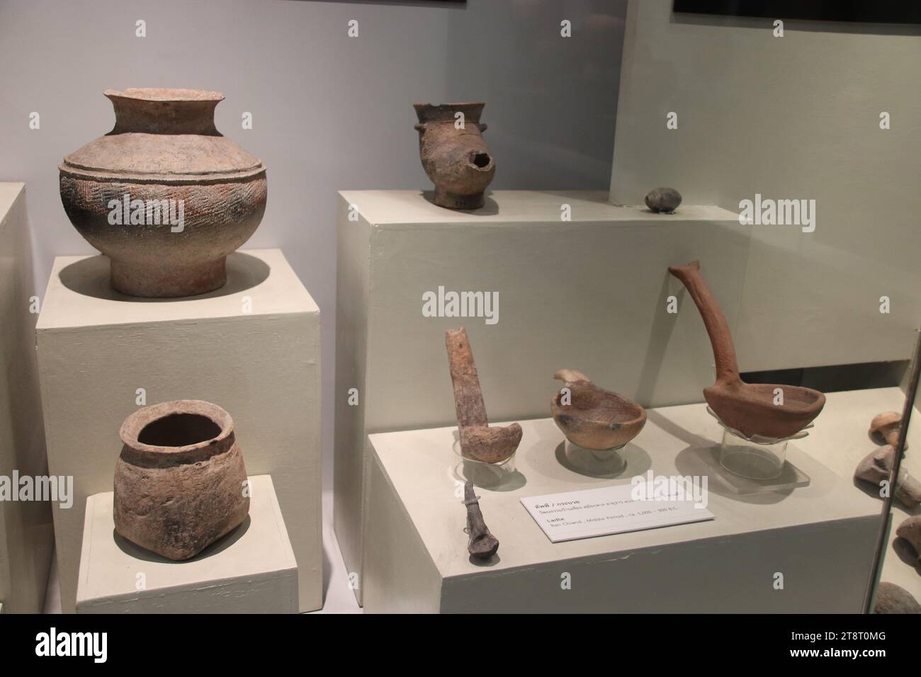 Neolithische Töpfertöpfe und Pfannen, Nationalmuseum von Thailand, Bangkok Stockfoto
