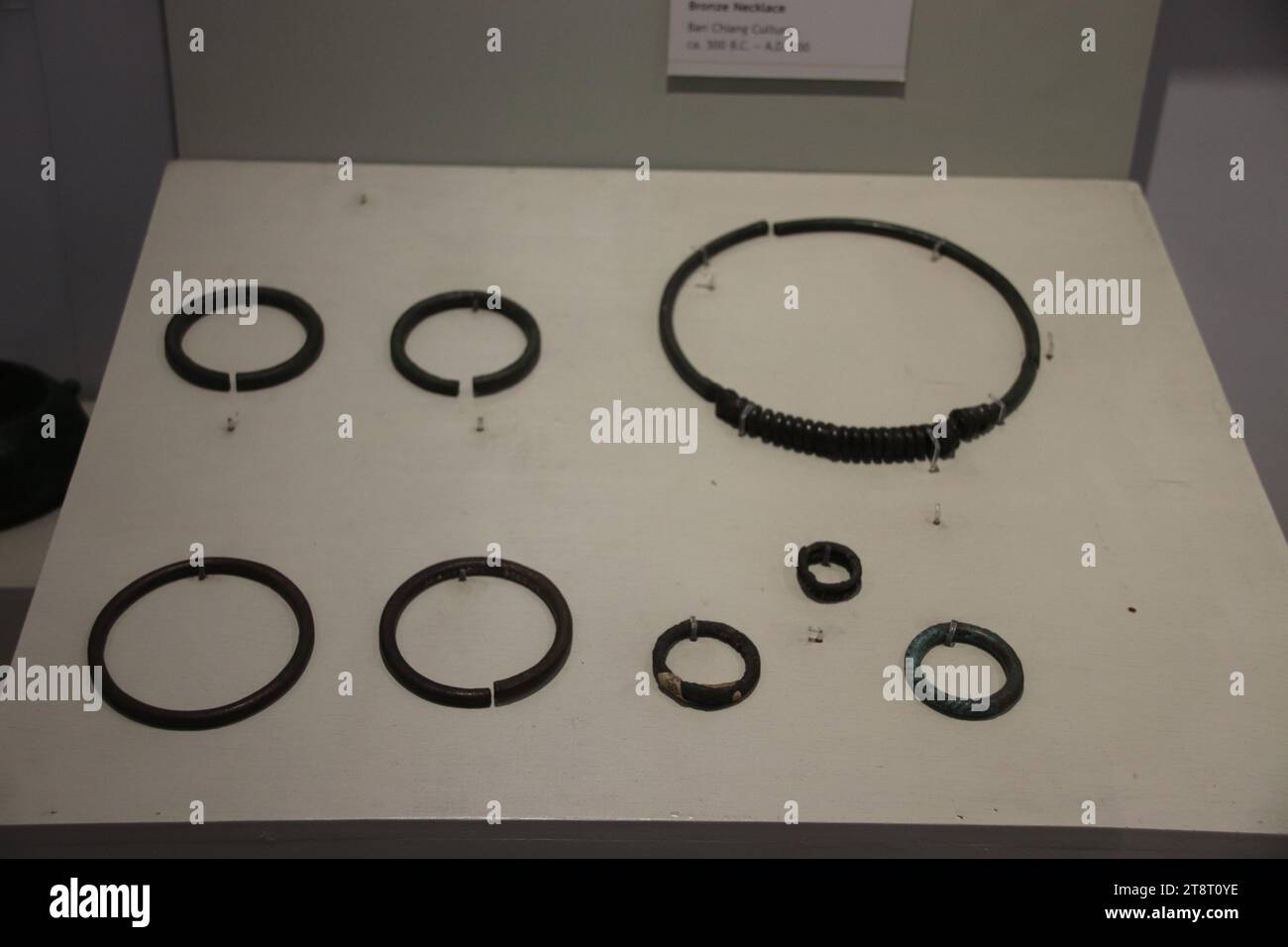 Metal Age Rings oder Bangles, National Museum of Thailand, Bangkok Stockfoto