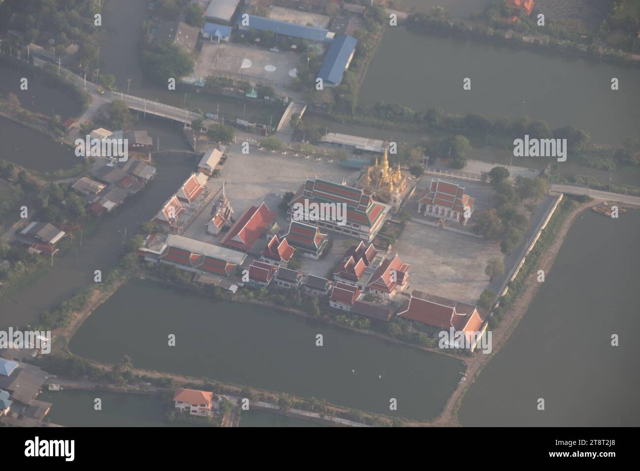Thai Wat (Tempel) aus der Luft gesehen, aus der Luft, Blick von Thailand aus der Vogelperspektive Stockfoto