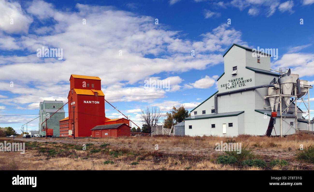 Nanton Alberta, das Canadian Grain Elevator Discovery Centre, ist eine Reihe restaurierter Kornelevatoren in Nanton, Süd-Alberta, Kanada. Ziel des Zentrums ist es, Beispiele alter Getreideaufzüge zu erhalten, um Besucher über die landwirtschaftliche Geschichte der Stadt und Albertas zu informieren Stockfoto