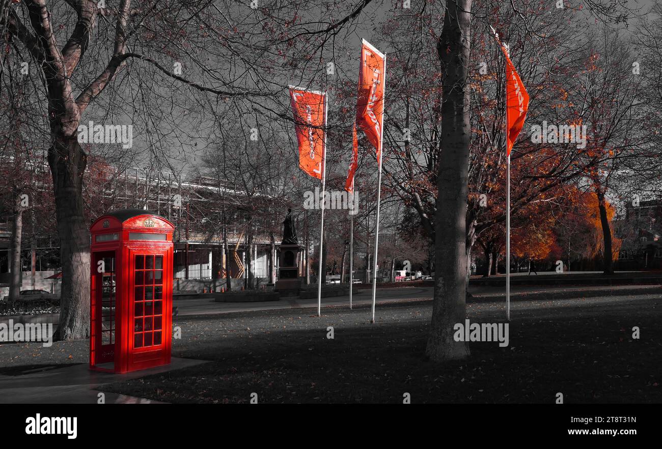Rote Telefonbox, die rote Telefonbox, ein Telefonkiosk für ein öffentliches Telefon, entworfen von Sir Giles Gilbert Scott, ist ein vertrauter Anblick auf den Straßen Großbritanniens, Maltas, Bermudas und Gibraltars Stockfoto