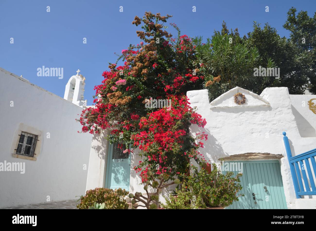 Griechenland, Ägäis, Kyklades, Paros-Insel-Statue von Manto Mavrogenou und neoklassizistische Gebäude Stockfoto