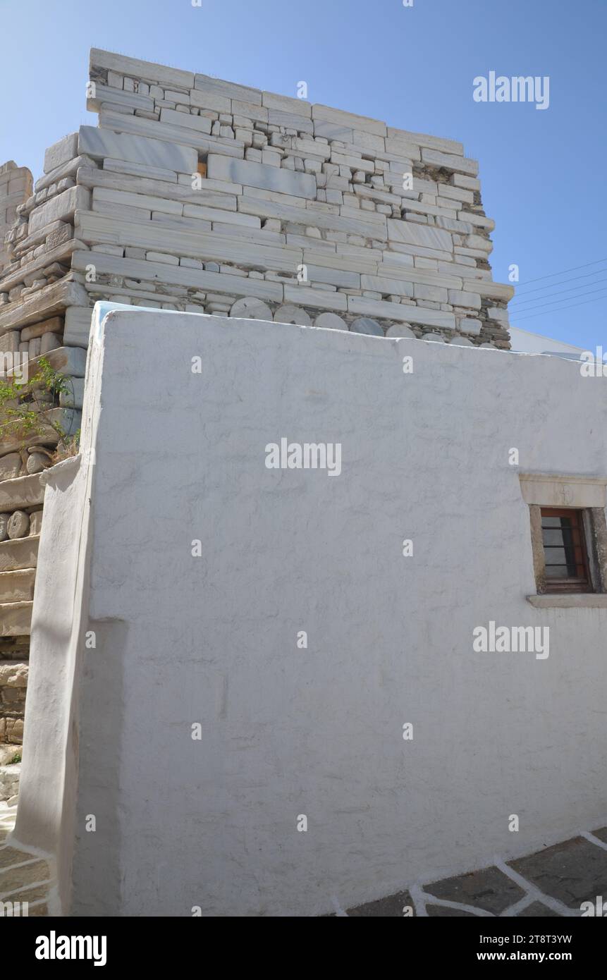 Griechenland, Ägäis, Kyklades, Paros-Insel-Statue von Manto Mavrogenou und neoklassizistische Gebäude Stockfoto