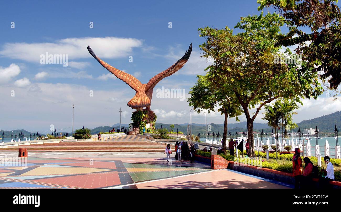 Der Dataran lang ist eine der bekanntesten künstlichen Attraktionen Langkawis, eine große Skulptur eines Adlers, der zum Flug bereit ist. Die 12 Meter hohe Statue ist eines der bekanntesten Denkmäler der Insel Stockfoto