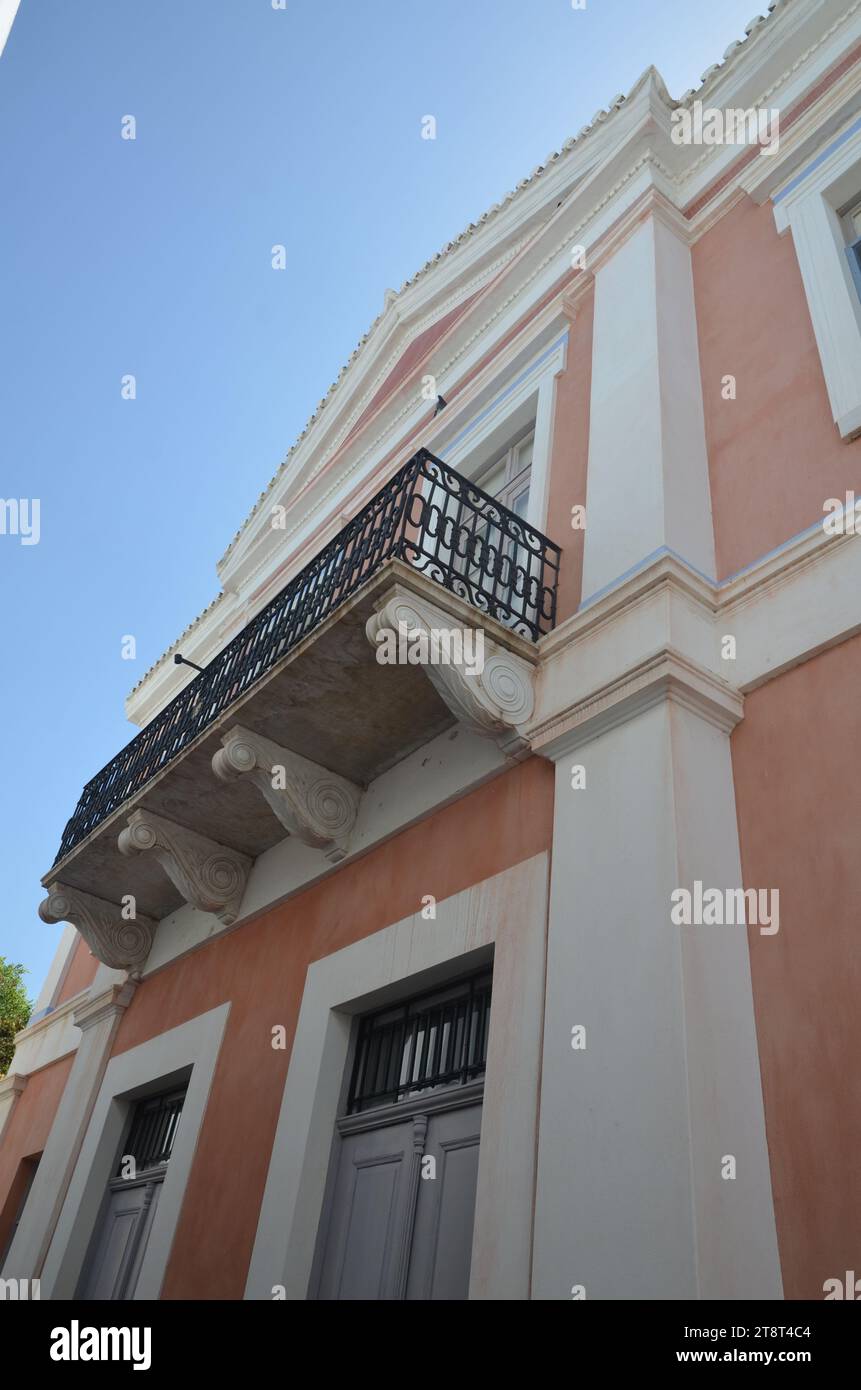 Griechenland, Ägäis, Kyklades, Paros-Insel-Statue von Manto Mavrogenou und neoklassizistische Gebäude Stockfoto