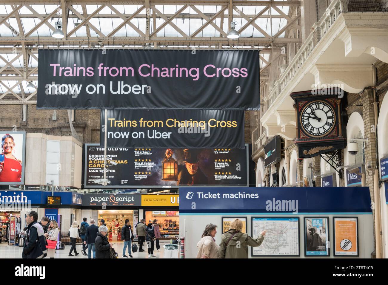 Züge von Charing Cross jetzt auf Uber-Werbung in der Halle am Bahnhof Charing Cross, London, England, Großbritannien Stockfoto