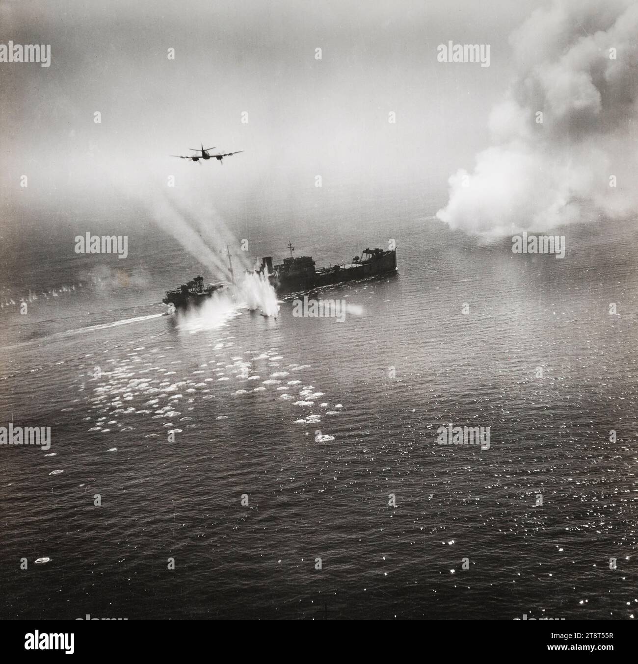 Eine dramatische Luftaufnahme des Zweiten Weltkriegs eines RAF Bristol Beaufighter, der im August 1944 Raketen zum Angriff auf einen deutschen Sperrbrecher (eine Art Minensucher) einsetzte, über dem Ärmelkanal in der Nähe des Hafens La Rochelle in Frankreich, damals noch in deutscher Hand Stockfoto