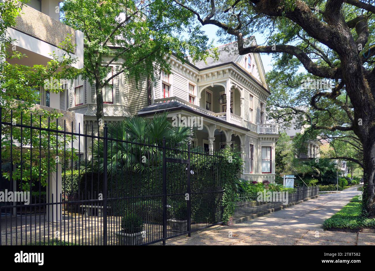 Garden District. New Orleans, der glorreiche Garden District, ist einer der beliebtesten Touristenattraktionen von New Orleans, mit einer Atmosphäre, die sich sehr von der Hektik des French Quarter unterscheidet. Selbst an den geschäftigsten Tagen scheinen die großen, anmutigen Villen der Nachbarschaft eine gedämpfte Ehrfurcht unter denjenigen zu wecken, die sie sehen wollen Stockfoto