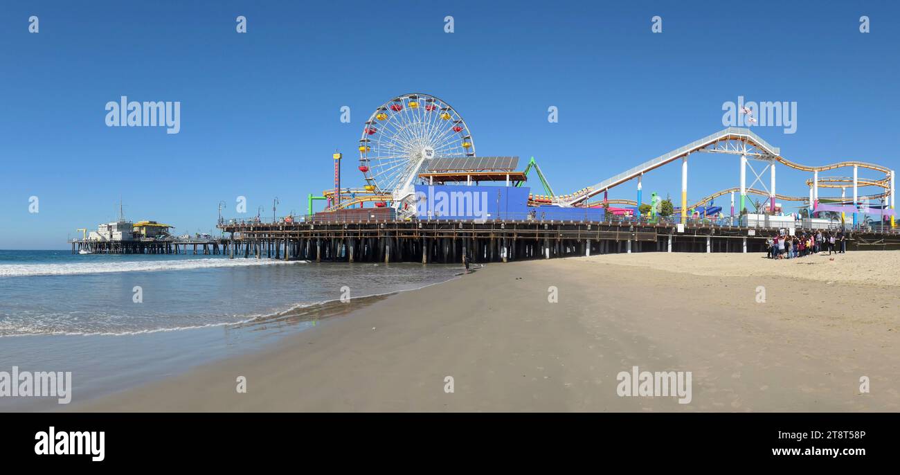 Santa Monica Pier, der Santa Monica Pier, ist ein großer, doppelt gegliederter Pier am Fuße der Colorado Avenue in Santa Monica, Kalifornien, der über 100 Jahre alt ist. Mit einem Wellenbrecher aus dem Jahr 1934 Stockfoto