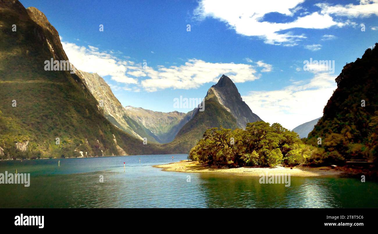 Milford Sound NZ, Milford Sound / Piopiotahi ist ein Fjord im Südwesten der Südinsel Neuseelands innerhalb des Fiordland National Park, des Piopiotahi (Milford Sound) Marine Reserve und des Te Wahipounamu Weltkulturerbes. Es wurde in einer internationalen Umfrage (Travelers' Choice Destinations Awards 2008 von TripAdvisor) als das weltweit beliebteste Reiseziel eingestuft und gilt als Neuseelands berühmtestes Reiseziel. Rudyard Kipling nannte es zuvor das achte Weltwunder Stockfoto