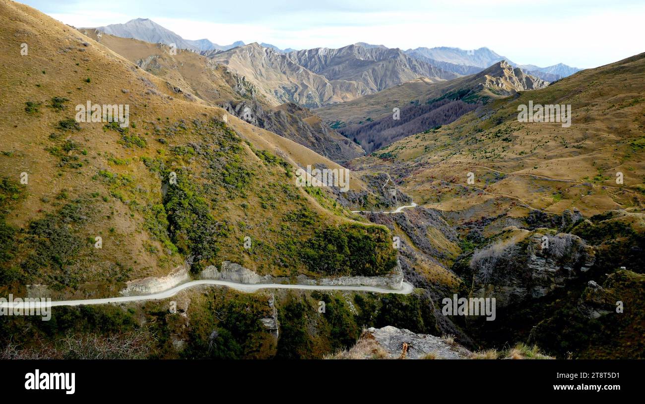 Skippers Road. Otago NZ, Skippers Road liegt am Skippers Canyon, der vertikal zum Shotover River fällt, der einst als „reichster Fluss der Welt“ bekannt war. Mietwagenfirmen lassen ihre Fahrzeuge auf dieser schmalen, nicht versiegelten Straße nicht zu, aber es gibt viele lokale Anbieter, die Sie in den Canyon bringen. Wenn Sie Ihre Fitness testen möchten, ist Mountainbiken ebenfalls eine Option Stockfoto
