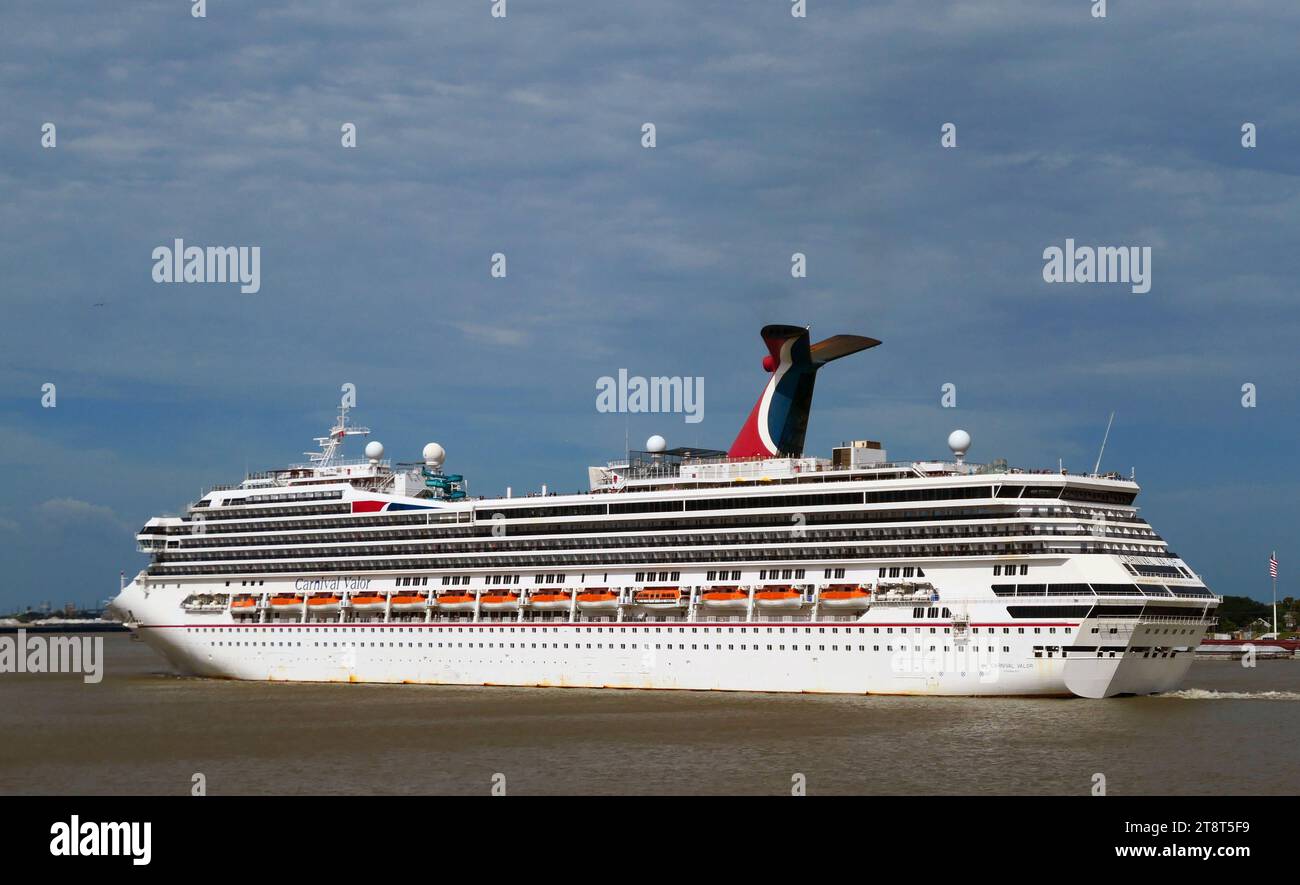 Karnevalskunst. Die New Orleans, Carnival Valor, ist ein Kreuzfahrtschiff der Carnival Cruise Line, das nach Panamax Conquest-Klasse eingesetzt wird. Sie wurde von Fincantieri auf der Monfalcone-Werft in Friaul-Julisch Venetien gebaut und am 27. März 2004 von der amerikanischen Journalistin Katie Couric in Miami getauft 2004 Stockfoto