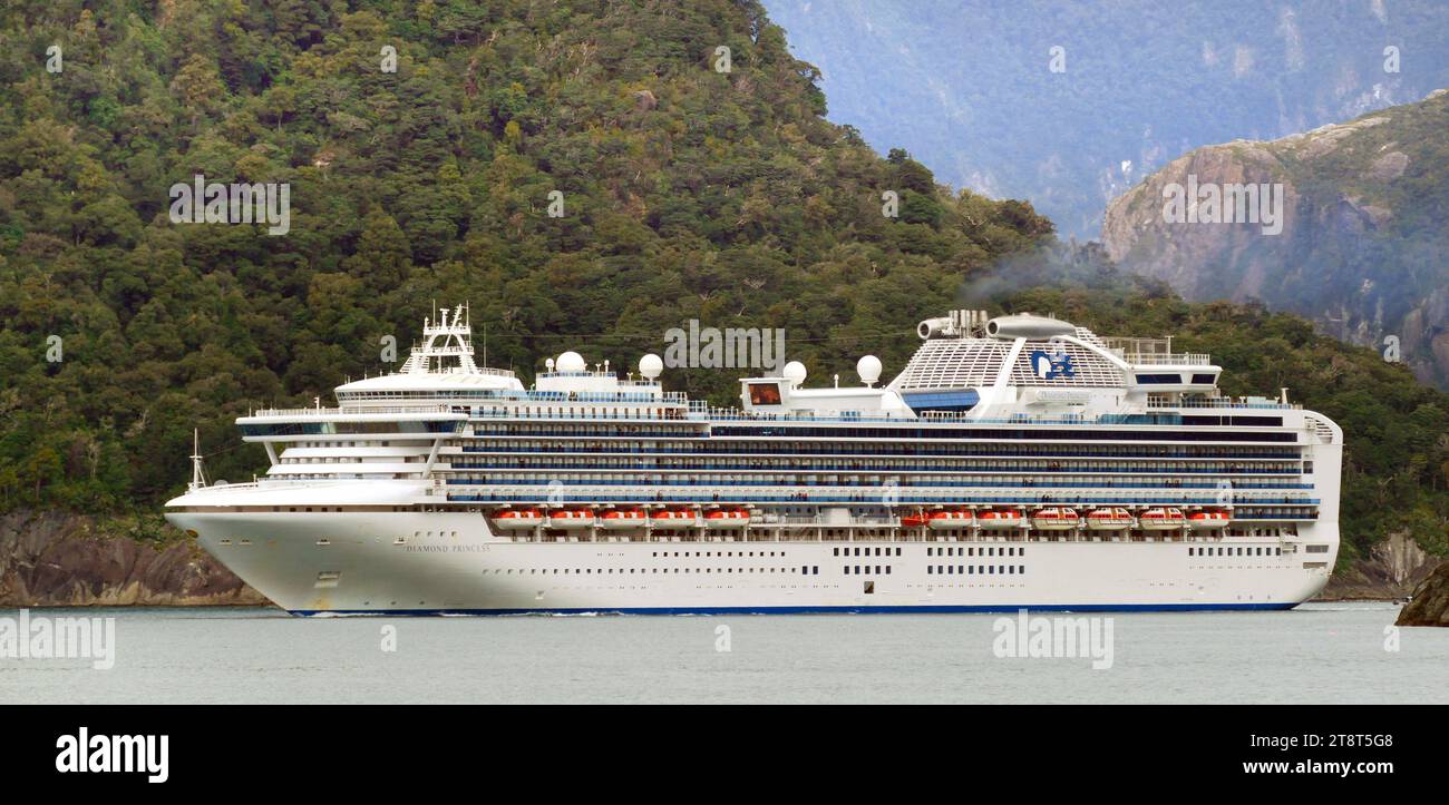 Diamond Princess. Milford Sound NZ, Diamond Princess ist ein Kreuzfahrtschiff, das von Princess Cruises betrieben wird. Im März 2004 nahm sie ihren Betrieb auf und kreuzte hauptsächlich in Alaska während des Sommers und Asien im Winter zusammen mit Australien Cruises. Sie ist ein Unterklasse-Schiff, das auch als Gem Class-Schiff bekannt ist. Die Diamond Princess und ihr Schwesterschiff Sapphire Princess sind die größte Unterklasse der Schiffe der Grand Class, da sie einen 37,5 m (123 ft) langen Strahl haben, während alle anderen Schiffe der Grand Class einen Strahl von 36 m (118 ft) haben. Diamond Princess und Sapphire Princess wurden beide in Nagasaki gebaut Stockfoto
