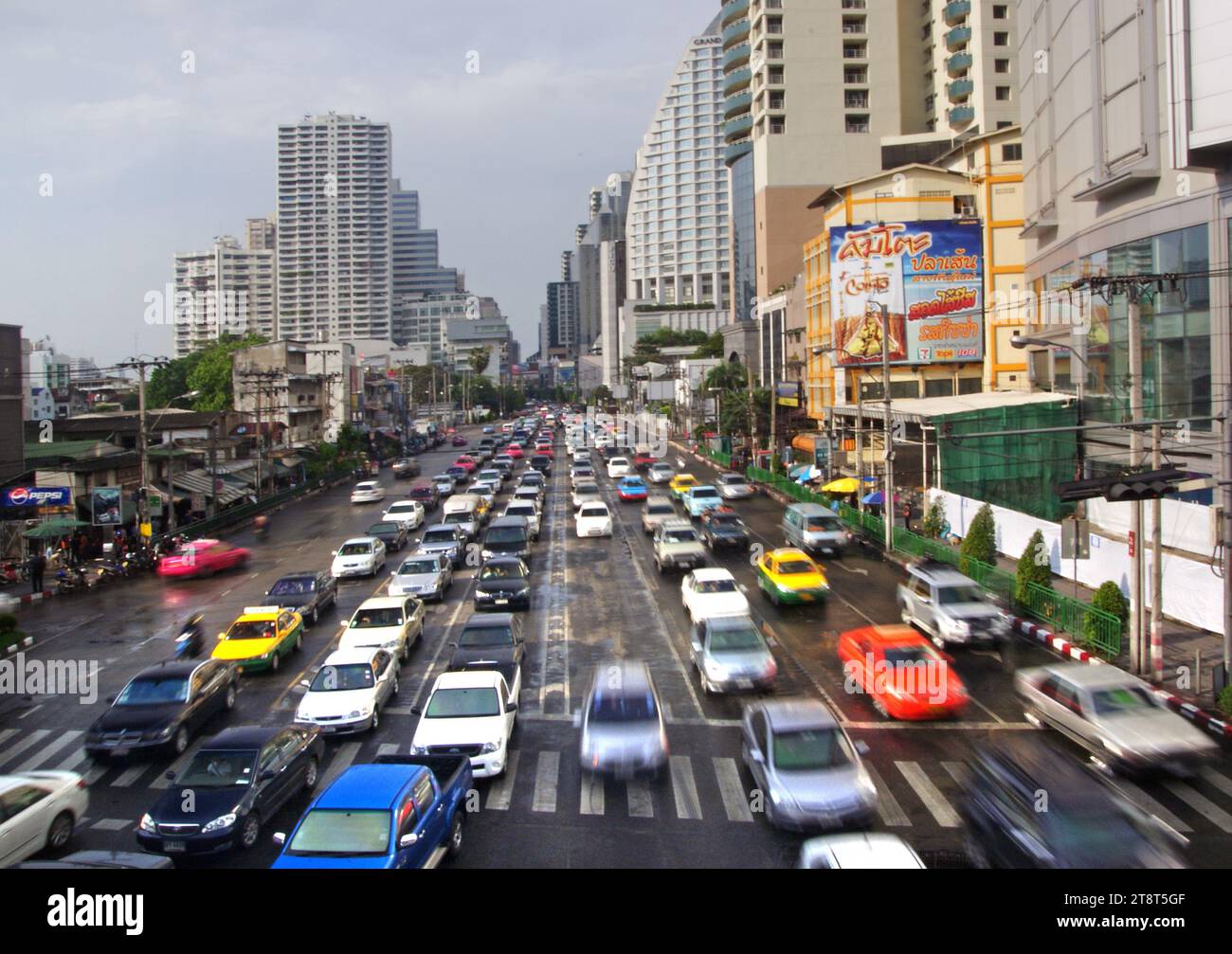 Bangkok Traffic, Bangkok ist eine der am meisten überlasteten Städte der Welt, mit schweren Verkehrsproblemen, die es zu einer Herausforderung machen, die Stadt während der Hauptverkehrszeiten zu erkunden. Egal, ob Sie Bangkok besuchen oder langfristig bleiben möchten, das Verständnis des Verkehrs ist entscheidend für eine schnelle Fortbewegung Stockfoto