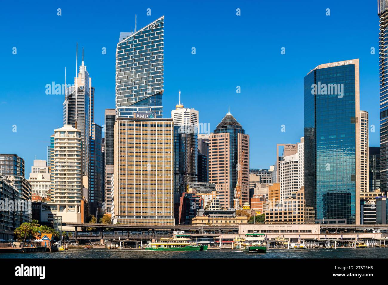 Sydney, Australien - 17. April 2022: Skyline von Sydney mit den neuen Gebäuden AMP und Credit Suisse von einer Fähre in Richtung Circular Quay auf einem Su Stockfoto