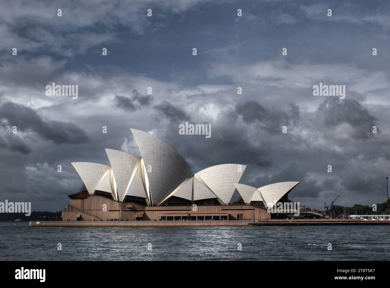 Sydney Opera House, Ein Meisterwerk der Architektur das Sydney Opera House ist eines der berühmtesten Gebäude der Welt. Sie können ein Foto auf den Stufen des Opernhauses machen, das majestätische Äußere und das prächtige Innere auf täglichen Touren erkunden und Vorstellungen unter den berühmten weißen Segeln genießen Stockfoto