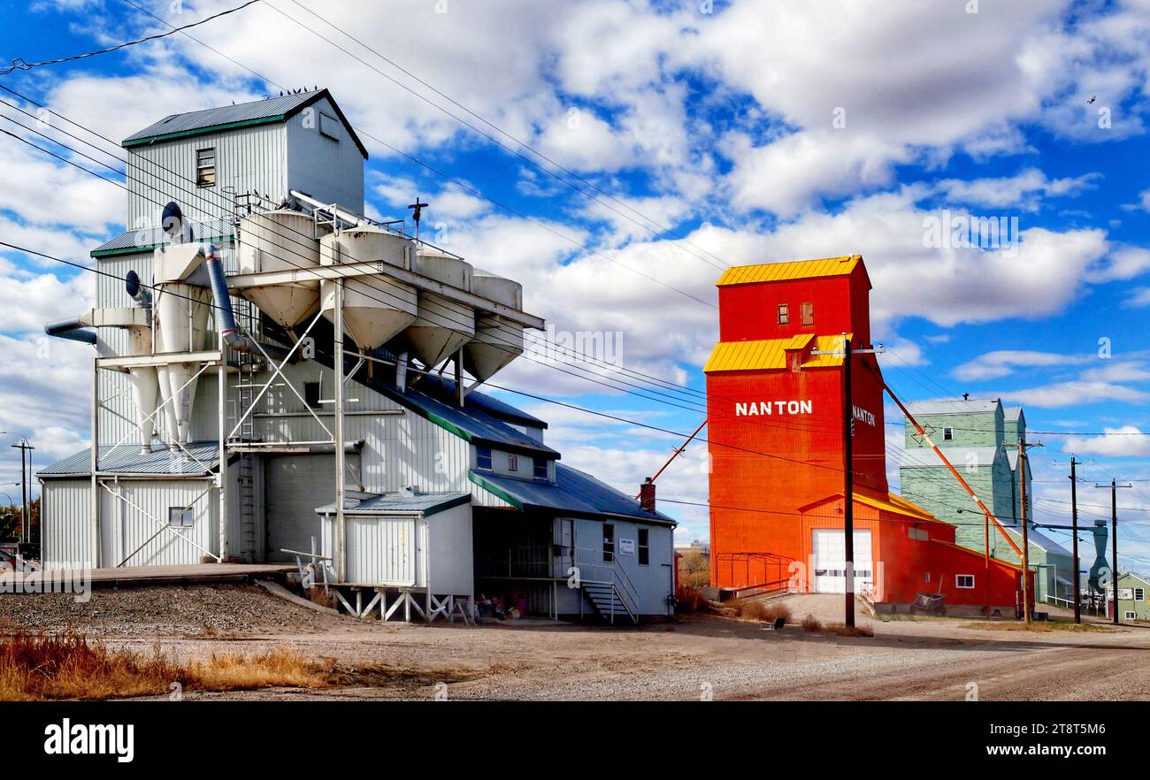 Nanton Alberta, das Canadian Grain Elevator Discovery Centre ist eine Reihe restaurierter Kornelevatoren in Nanton, Alberta, Kanada. Ziel des Zentrums ist es, Beispiele alter Getreideaufzüge zu erhalten, um Besucher über die landwirtschaftliche Geschichte der Stadt und Albertas zu informieren Stockfoto