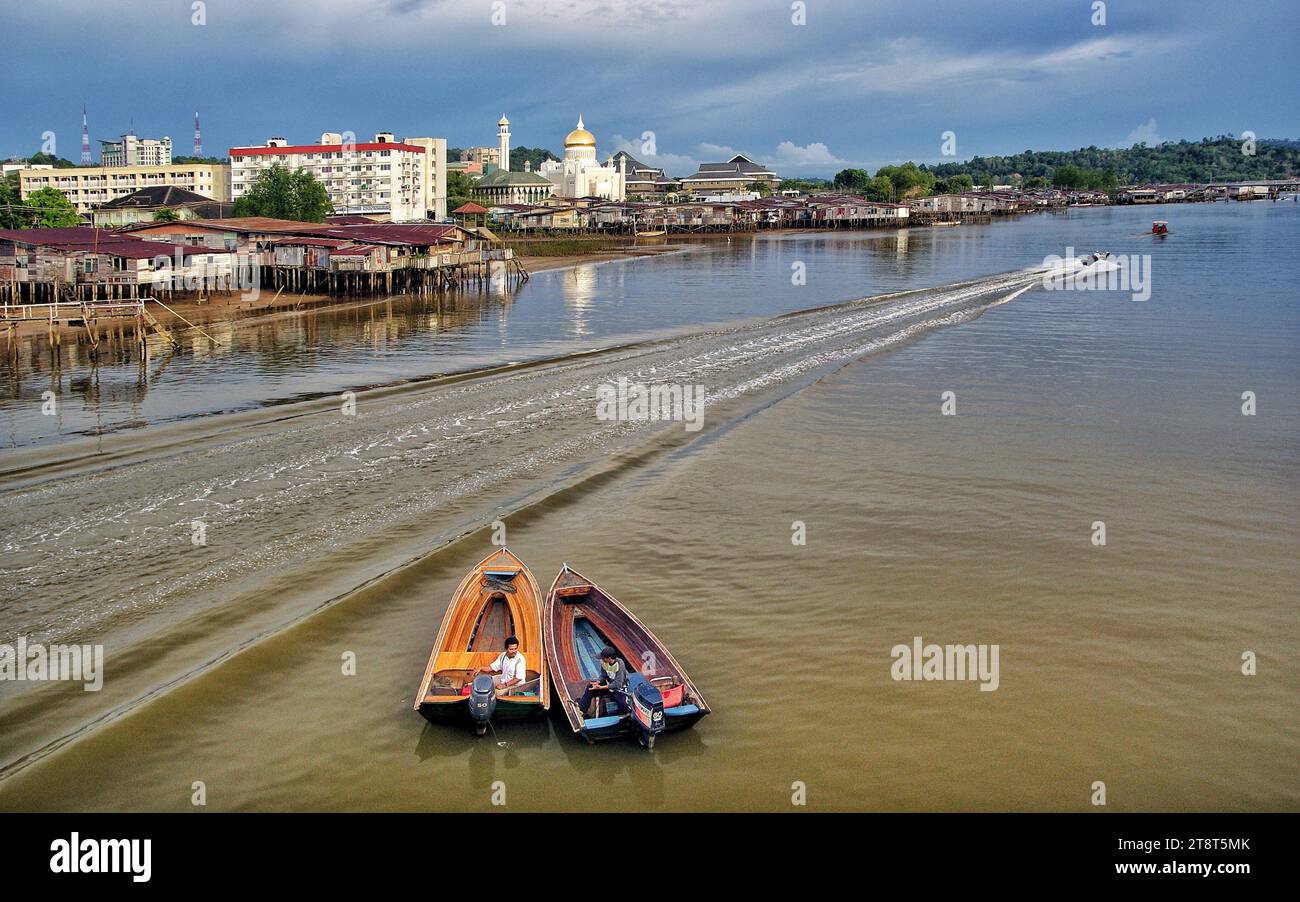 Wassertaxis Brunei, Wassertaxis fahren über den Fluss Brunei und verbinden Bandar Seri Begawan mit Kampung Ayer, dem bekanntesten Wasserdorf des Sultanats. Bereiten Sie sich darauf vor, etwas über die Speisen zu feilschen. Schnellboote verbinden Bandar Seri Begawan mit Bangar, der wichtigsten Stadt im Bezirk Temburong Stockfoto