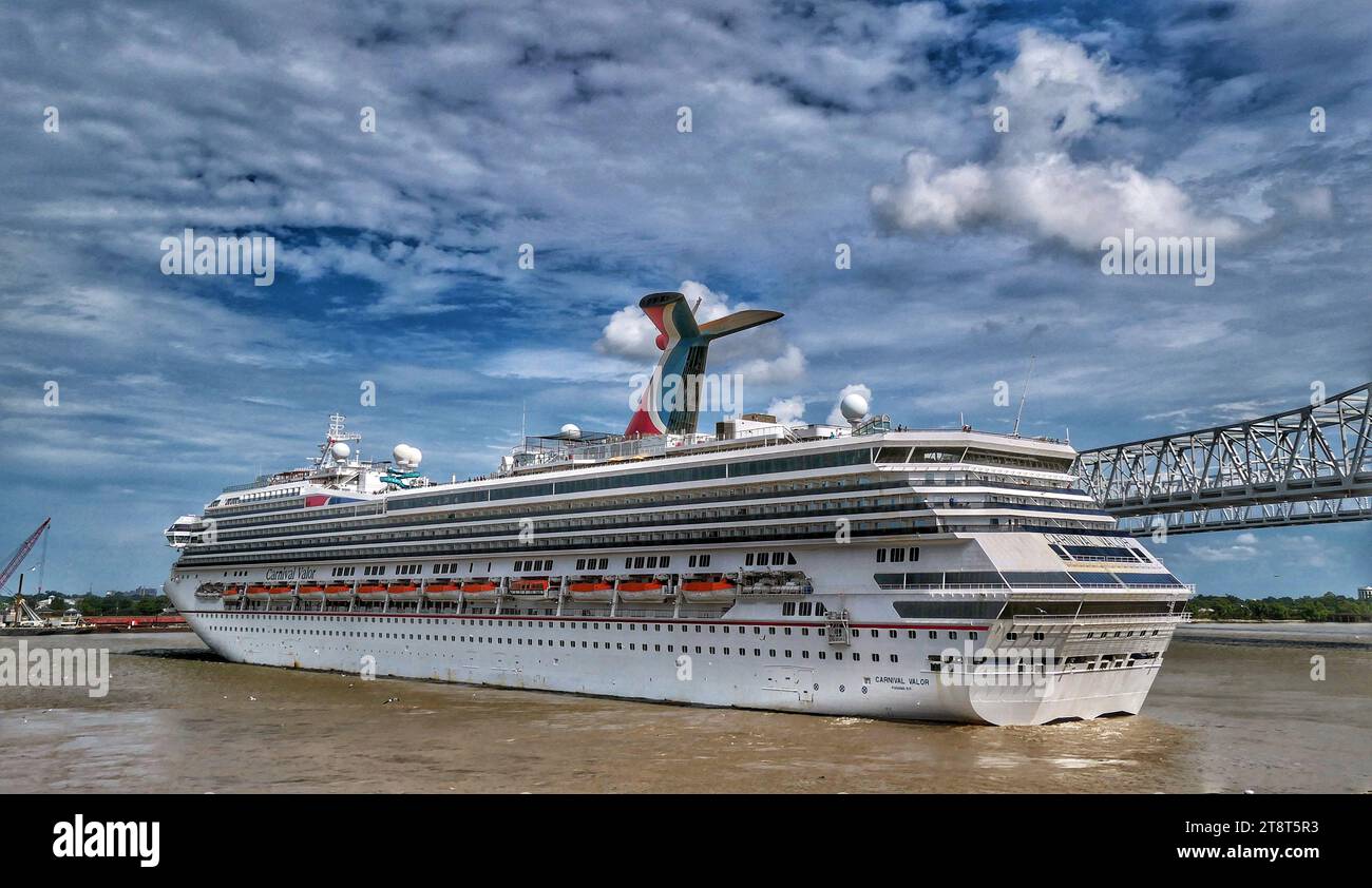 Karnevalskunst. Die New Orleans, Carnival Valor, ist ein Kreuzfahrtschiff der Carnival Cruise Line, das nach Panamax Conquest-Klasse eingesetzt wird. Gebaut von Fincantieri in ITS Stockfoto