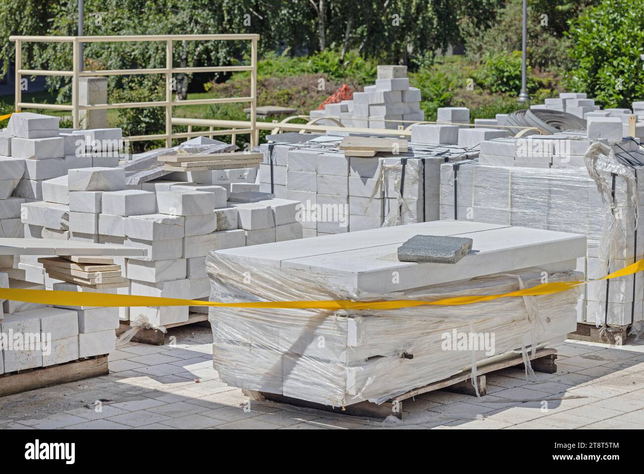 Weiße Marmorsteinblöcke bei Palettenlagerung auf der Baustelle Stockfoto