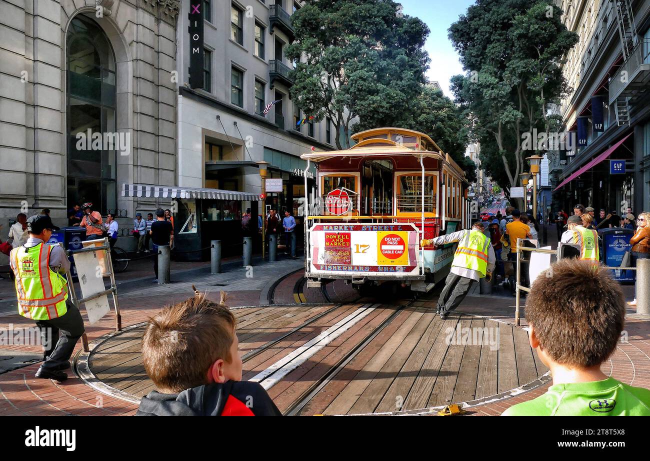 Powell St Turnaround, das San Francisco Cable Car System, ist das letzte manuell betriebene Cable Car System der Welt. Als Wahrzeichen von San Francisco, USA, ist das Cable Car System Teil des intermodalen städtischen Verkehrsnetzes der San Francisco Municipal Railway Stockfoto