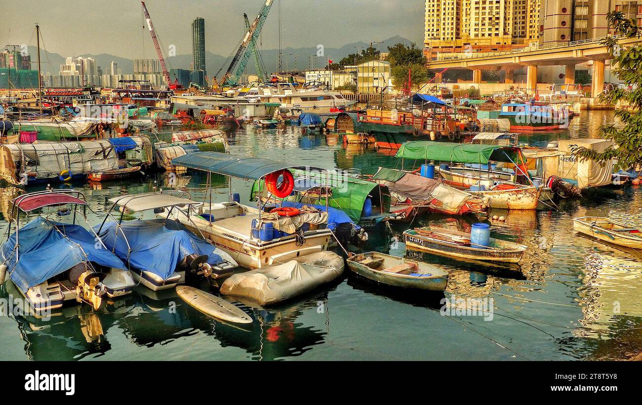 Causeway Bay Typhoon Shelter. HK, Causeway Bay Typhoon Shelter ist ein Taifun-Schutzgebiet in der Causeway Bay, Hongkong, zwischen dem Eingang von Hong Kong Island des Cross-Harbour Tunnels auf Kellett Island und dem Island Eastern Corridor. Es war der erste Taifununterstand in Hongkong. Die Fläche beträgt etwa 17 Hektar Stockfoto