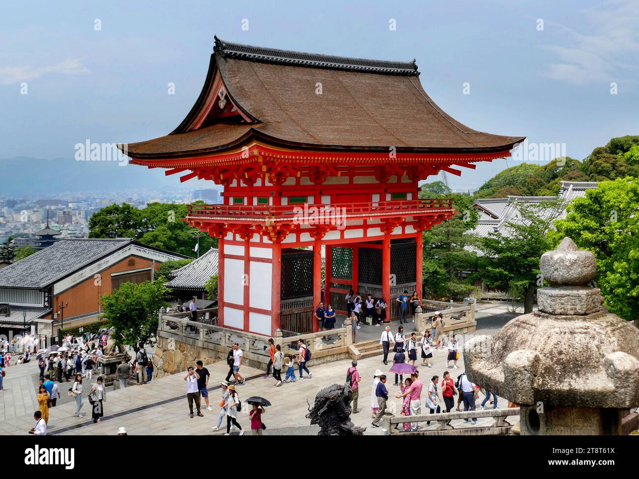 Kiyomizu-dera-Tempel – Kyoto, Japan, Kiyomizu-dera, ehemals Otowa-san Kiyomizu-dera, ist ein buddhistischer Tempel im Osten von Kyoto. Der Tempel ist Teil der historischen Denkmäler des antiken Kyoto-Weltkulturerbes Stockfoto