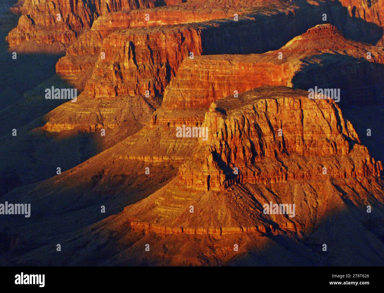 Der Grand Canyon in Arizona ist eine natürliche Formation, die sich durch mehrschichtige rote Gesteinsbänder auszeichnet und Millionen von Jahren geologischer Geschichte im Querschnitt enthüllt. Der Canyon ist riesig und hat einen Durchmesser von durchschnittlich 16 km und eine Meile tief auf seiner Länge von 277 km. Ein Großteil der Gegend ist ein Nationalpark mit Wildwasserstromschnellen des Colorado River und einer atemberaubenden Aussicht Stockfoto