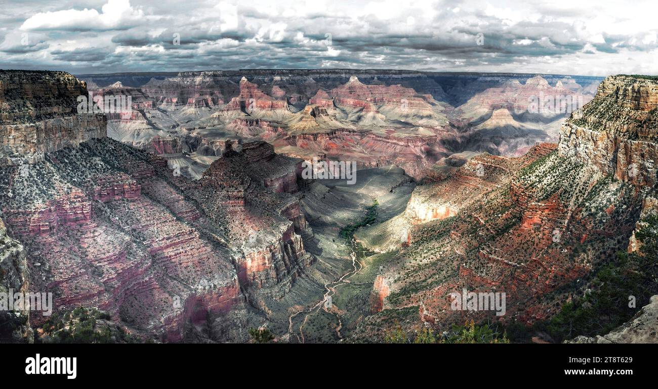 Der Grand Canyon NP, Grand Canyon National Park im Nordwesten Arizonas, ist der 15. Ort in den Vereinigten Staaten, der als Nationalpark benannt wurde. Das zentrale Merkmal des Parks ist der Grand Canyon, eine Schlucht des Colorado River, der oft als eines der Weltwunder gilt. Der Park, der 1.217.262 Acres (1.901,972 Quadratmeilen; 4.926,08 km²) Fläche in den Countys Coconino und Mohave umfasst, erhielt 2017 mehr als sechs Millionen Erholungsbesucher, was nach dem Great Smoky Mountains National Park die zweithöchste Zahl aller amerikanischen Nationalparks ist. Stockfoto