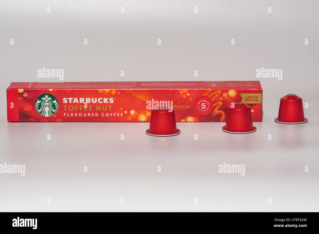 Nespresso-Maschine Starbucks Toffee Nut Christmas Limited Edition Aluminium-Pads mit Box und Logo für die Zubereitung von tropfendem Kaffee. Stockfoto