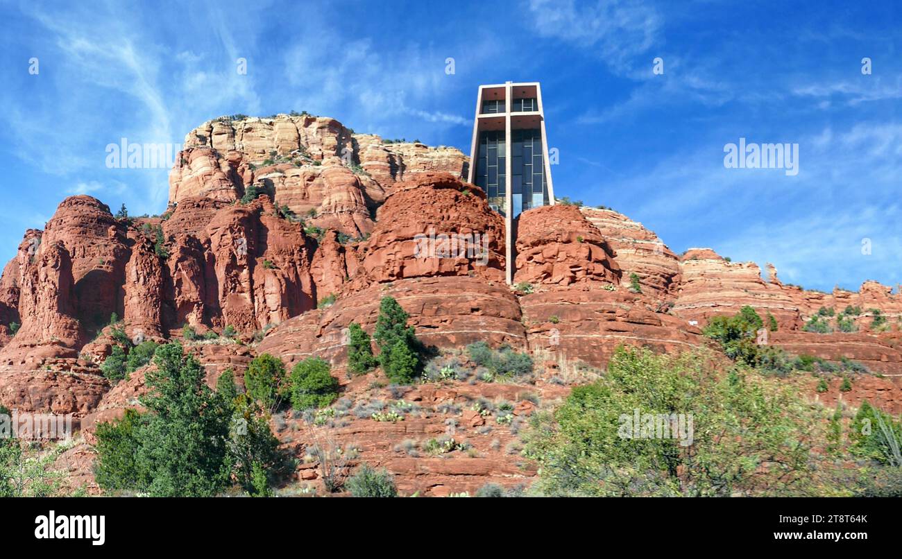 Kapelle des Heiligen Kreuzes. Sedona, die Kapelle des Heiligen Kreuzes, ist eine römisch-katholische Kapelle, die in den Buttes von Sedona, Arizona, erbaut wurde und von der Diözese Phoenix als Teil der St. John Vianney Parish in Sedona Stockfoto