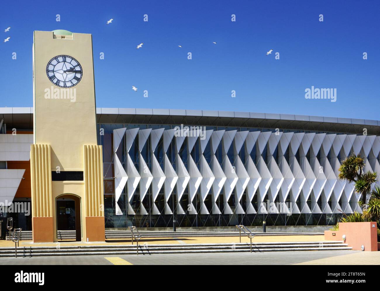 Uhr und Bibliothek. New Brighton. NZ, die Restaurierung des neuen Brighton Uhrenturms ist abgeschlossen und der reparierte Mechanismus zeigt wieder einmal die Zeit Stockfoto