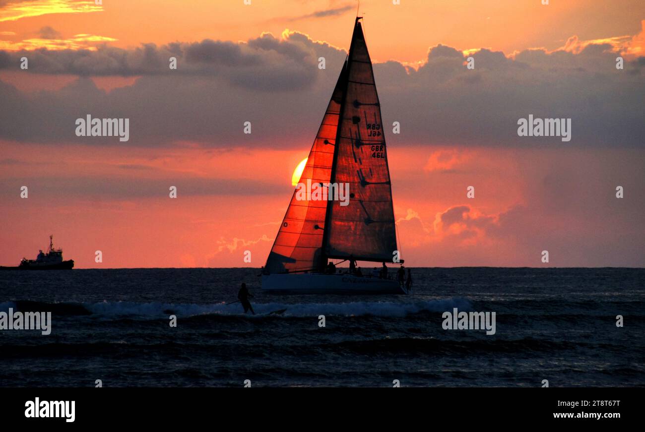 Sunset Sails Hawaii, eine der beliebtesten und kostenlosen Aktivitäten hier ist der Sonnenuntergang auf Oahu. Die Sonnenuntergänge sind magisch und sie bringen alle zusammen, um den Tag zu beenden Stockfoto