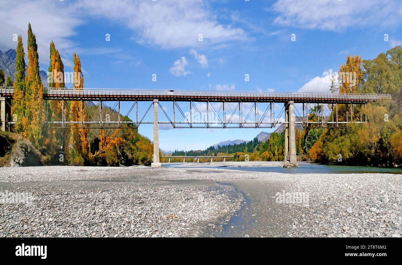 Die Old Lower Shotover Bridge Otago, 10 Kilometer von Queenstown (abseits der Autobahn 6) entfernt, wurde 1871 erbaut und bietet 360 einen atemberaubenden Panoramablick auf den Shotover River Stockfoto
