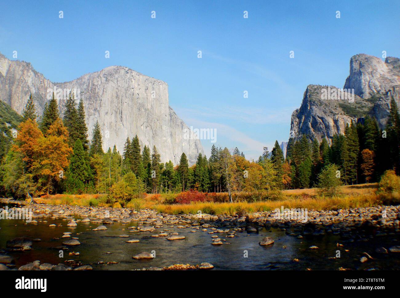 Yesomite National Park, Yosemite National Park liegt in den Bergen der Sierra Nevada. Es ist berühmt für seine riesigen, alten Mammutbäume und für den Tunnel View, die berühmte aussicht auf den majestätischen Bridalveil Fall und die Granitklippen von El Capitan und Half Dome. In Yosemite Village gibt es Geschäfte, Restaurants, Unterkünfte, das Yosemite Museum und die Ansel Adams Gallery, mit Drucken der Fotografen, die berühmte Schwarzweißlandschaften der Gegend Stockfoto