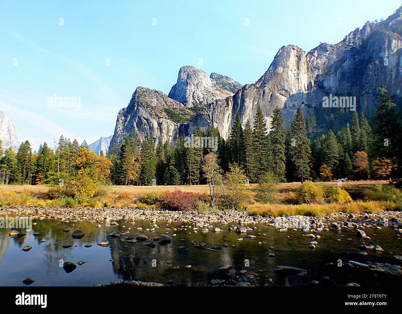 Yosemite National Park, Yosemite National Park liegt in den Bergen der Sierra Nevada. Es ist berühmt für seine riesigen, alten Mammutbäume und für den Tunnel View, die berühmte aussicht auf den majestätischen Bridalveil Fall und die Granitklippen von El Capitan und Half Dome. In Yosemite Village gibt es Geschäfte, Restaurants, Unterkünfte und das Yosemite Museum Stockfoto