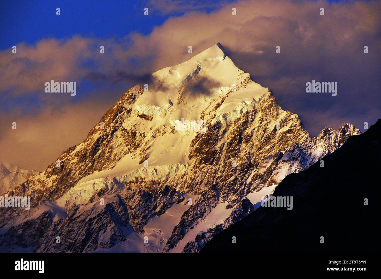 Aoraki / Mount Cook, Aoraki / Mount Cook ist der höchste Berg Neuseelands. Seine Höhe seit 2014 ist als 3.724 Meter (12.218 Fuß) angegeben, von 3.764 Metern (12.349 Fuß) vor Dezember 1991, aufgrund eines Steinbruchs und anschließender Erosion. Er liegt in den südlichen Alpen, dem Gebirgszug, der sich auf der Südinsel erstreckt. Als beliebtes Touristenziel ist es auch eine beliebte Herausforderung für Bergsteiger. Aoraki / Mount Cook besteht aus drei Gipfeln, von Süden nach Norden der Low Peak (3.593 m oder 11.788 ft), Middle Peak (3.717 m oder 12.195 ft) und High Peak. Stockfoto