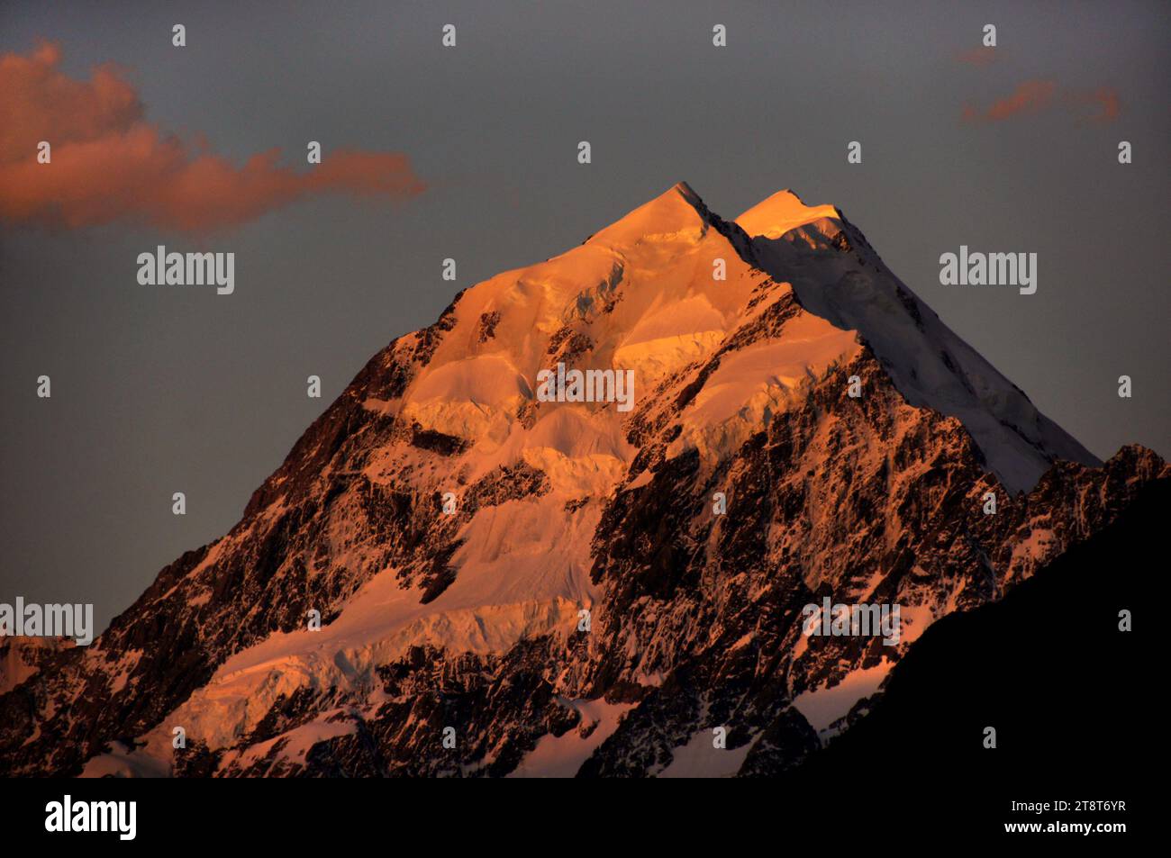 Mount Cook Sunset. NZ, Aoraki / Mount Cook ist der höchste Berg Neuseelands. Seine Höhe seit 2014 ist als 3.724 Meter (12.218 Fuß) angegeben, von 3.764 Metern (12.349 Fuß) vor Dezember 1991, aufgrund eines Steinbruchs und anschließender Erosion. Er liegt in den südlichen Alpen, dem Gebirgszug, der sich auf der Südinsel erstreckt Stockfoto