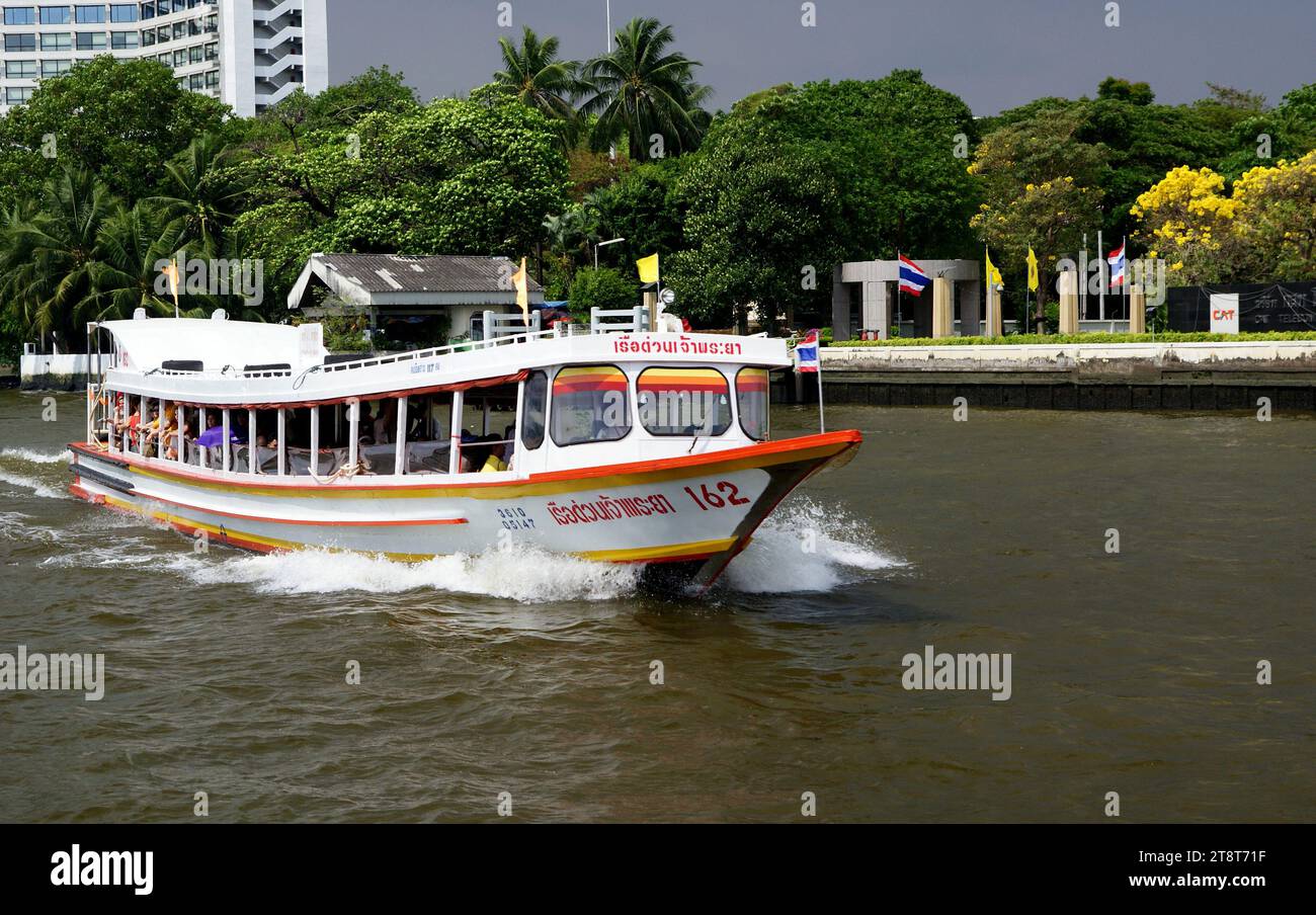 Bangkok River Verkehr, Boote und Fähren sind eine bequeme und interessante Möglichkeit, Bangkok zu erkunden. Sie können zunächst einschüchternd sein, aber sobald man die Routen und Regeln herausfindet, sind sie sehr einfach zu bedienen Stockfoto