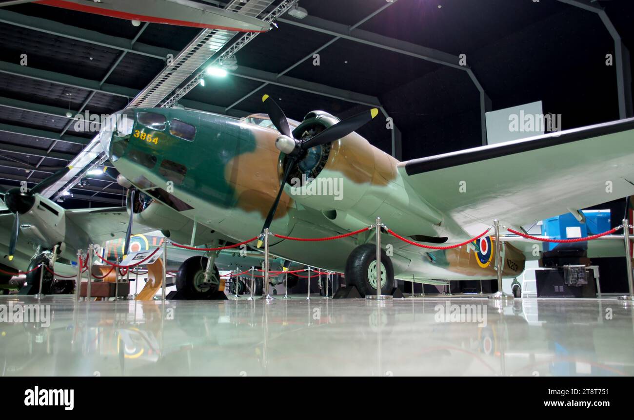 Lockheed Hudson Mk III NZ2031 1941, die Lockheed Hudson war ein amerikanisches leichtes Bomber- und Küstenaufklärungsflugzeug, das ursprünglich kurz vor Ausbruch des Zweiten Weltkriegs für die Royal Air Force gebaut wurde und danach hauptsächlich von der RAF betrieben wurde. Der Hudson war der erste bedeutende Flugzeugbauauftrag für die Lockheed Aircraft Corporation – der ursprüngliche RAF-Auftrag über 200 Hudsons übertraf bei weitem alle vorherigen Aufträge, die das Unternehmen erhalten hatte. Stockfoto