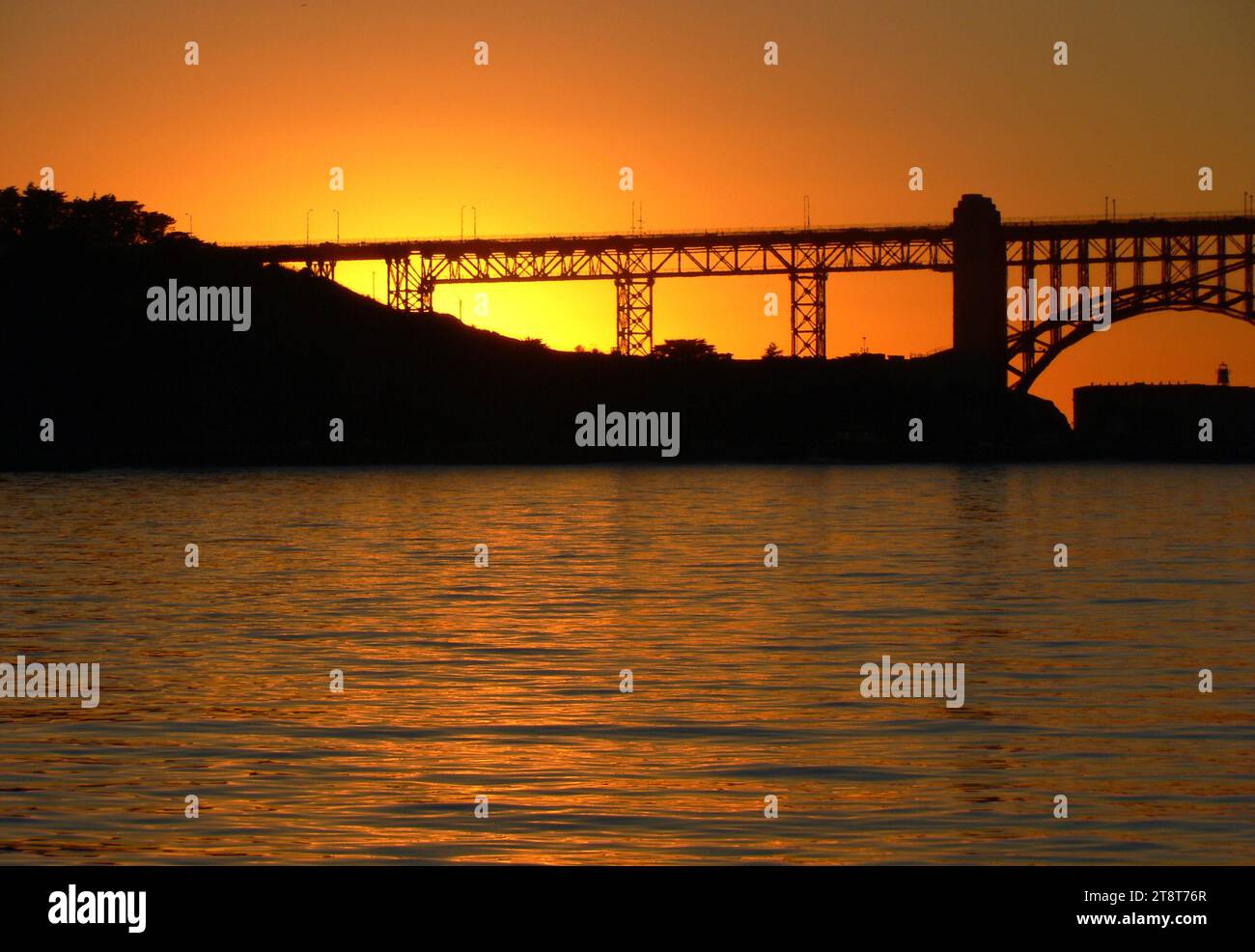 Sunset Golden Gate Bridge. San Francisco, machen Sie die ultimative Bootstour bei Sonnenuntergang im kalifornischen Stil! Entspannen Sie sich während dieser zwanglosen zweistündigen Bootstour durch die Bucht von San Francisco, während Sie die fantastische Aussicht auf San Francisco und ein herzhaftes Vorspeisenbuffet genießen. Die Abfahrten sind zeitlich so eingestellt, dass sie mit Sonnenuntergängen übereinstimmen; die Abfahrtszeit und Route der Sunset Bay Cruise unterscheidet sich von der Dämmerung, die während der Wintermonate fährt Stockfoto