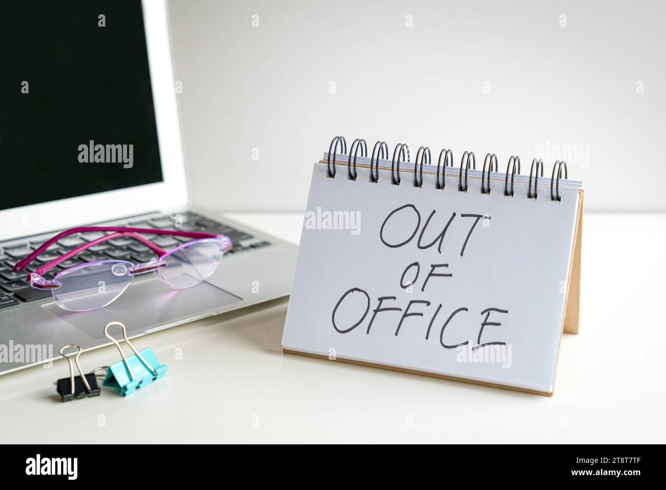 Abwesend, Nachricht neben Computer-Laptop. Am Schreibtisch. Stockfoto