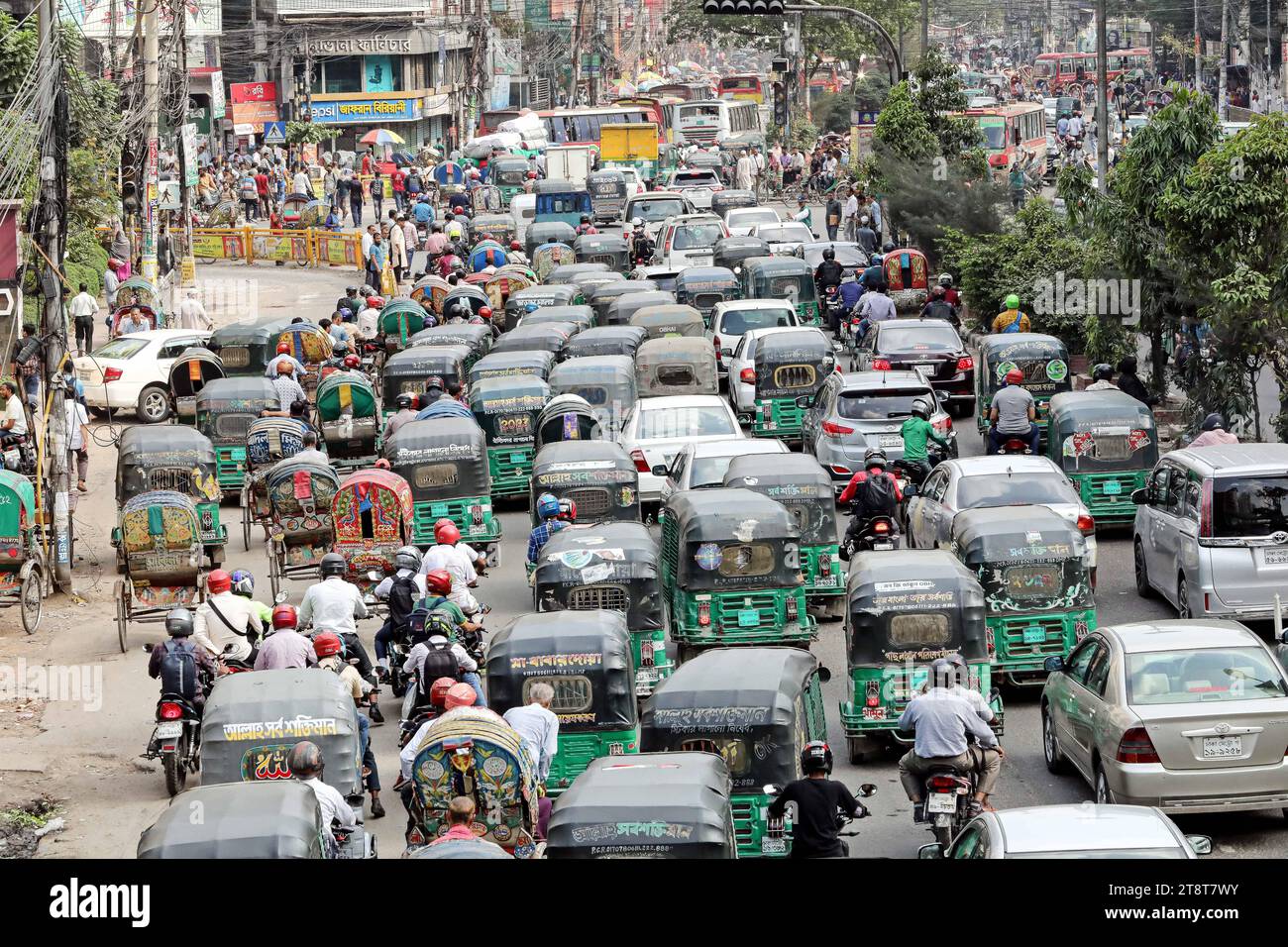 Mega Stau in Dhaka Fahrzeuge steckten am 20. November 2023 im Stau in Dhaka, Bangladesch. Laut Forschungsbericht ist die durchschnittliche Verkehrsgeschwindigkeit von 21 km/h auf 5 km/h gesunken und liegt damit nur geringfügig über der durchschnittlichen Gehgeschwindigkeit. Fast 5 Millionen Arbeitsstunden verloren pro Tag in Dhaka aufgrund von Verkehrsstaus, deren finanzieller Verlust 37 Milliarden Taka pro Jahr beträgt. Dhaka Dhaka Bezirk Bangladesch Copyright: XHabiburxRahmanx Credit: Imago/Alamy Live News Stockfoto