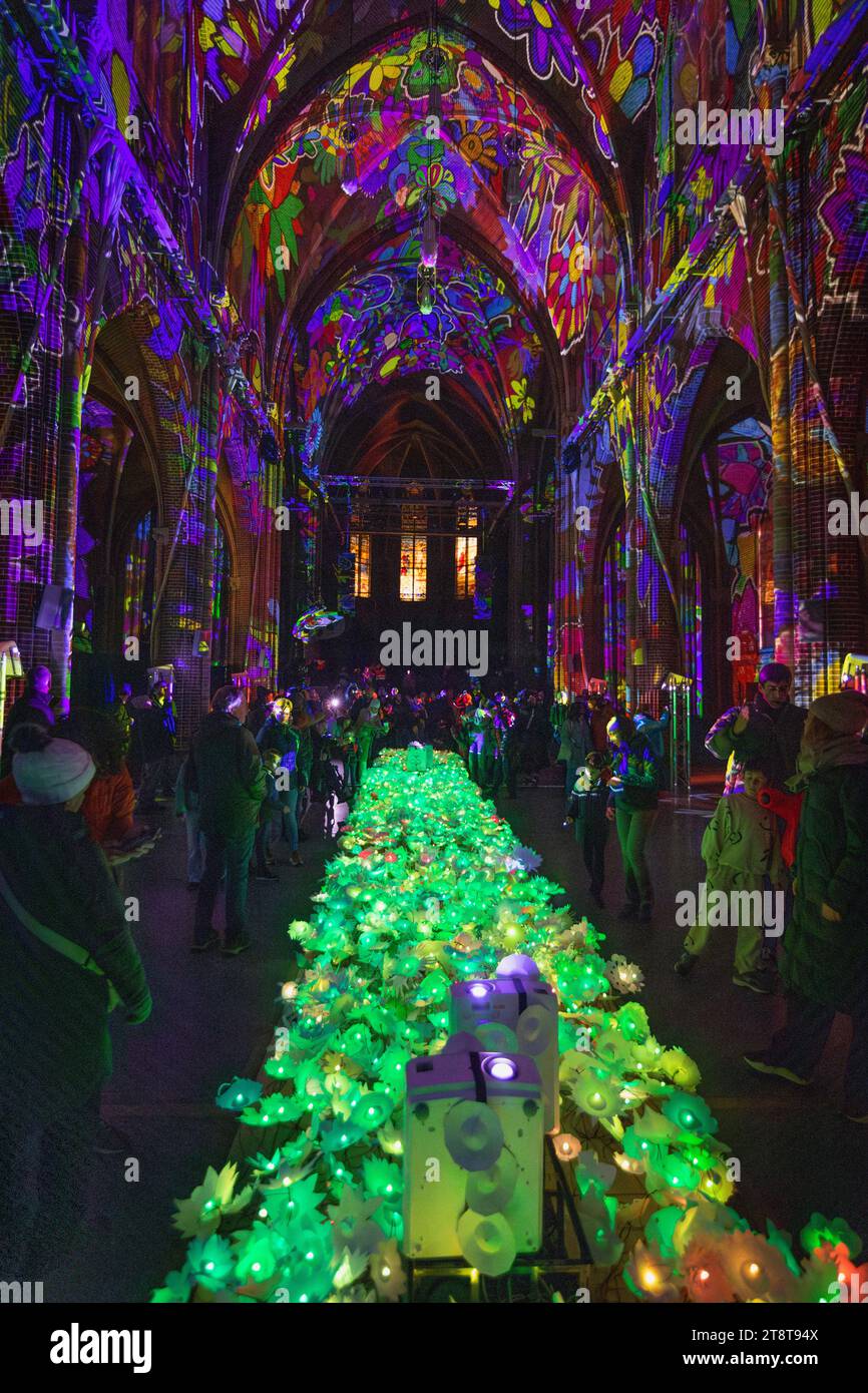 Glühelcht Festival in Einhoven, Innenkirche mit Besuchern und Lichtskulpturen Stockfoto